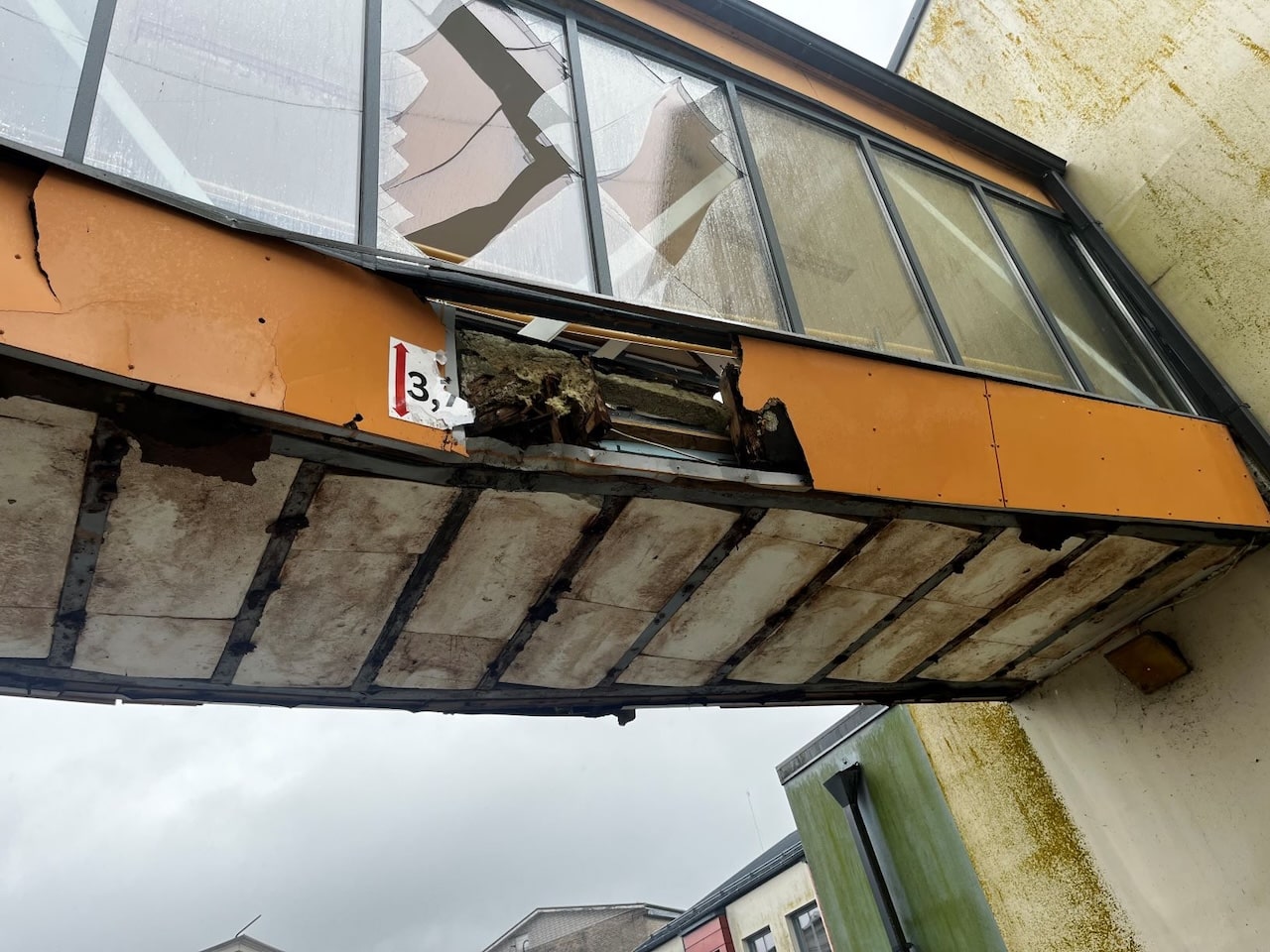 Eile kell 10.30 sai häirekeskus teate liiklusõnnetusest Haapsalus Suur-Mere tänaval, kus prügiauto sõitis koolihoonet ühendavale galeriile otsa, mille tagajärje
